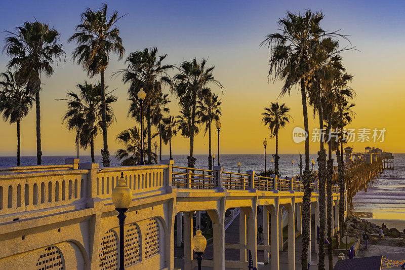 日落码头位于Oceanside, CA